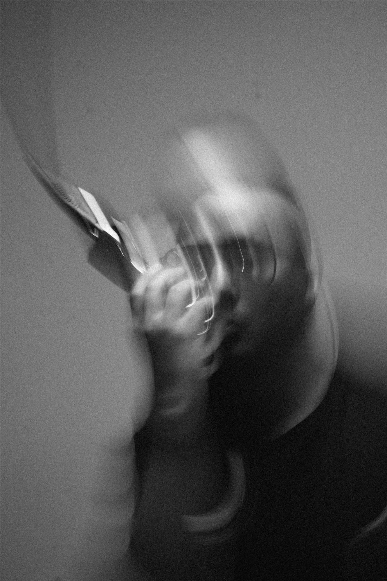 Retrato en movimiento de Jembo D., desenfoque en blanco y negro